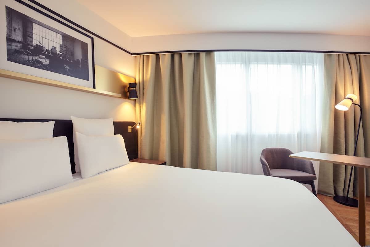 Premium bedding, in-room safe, desk, blackout drapes