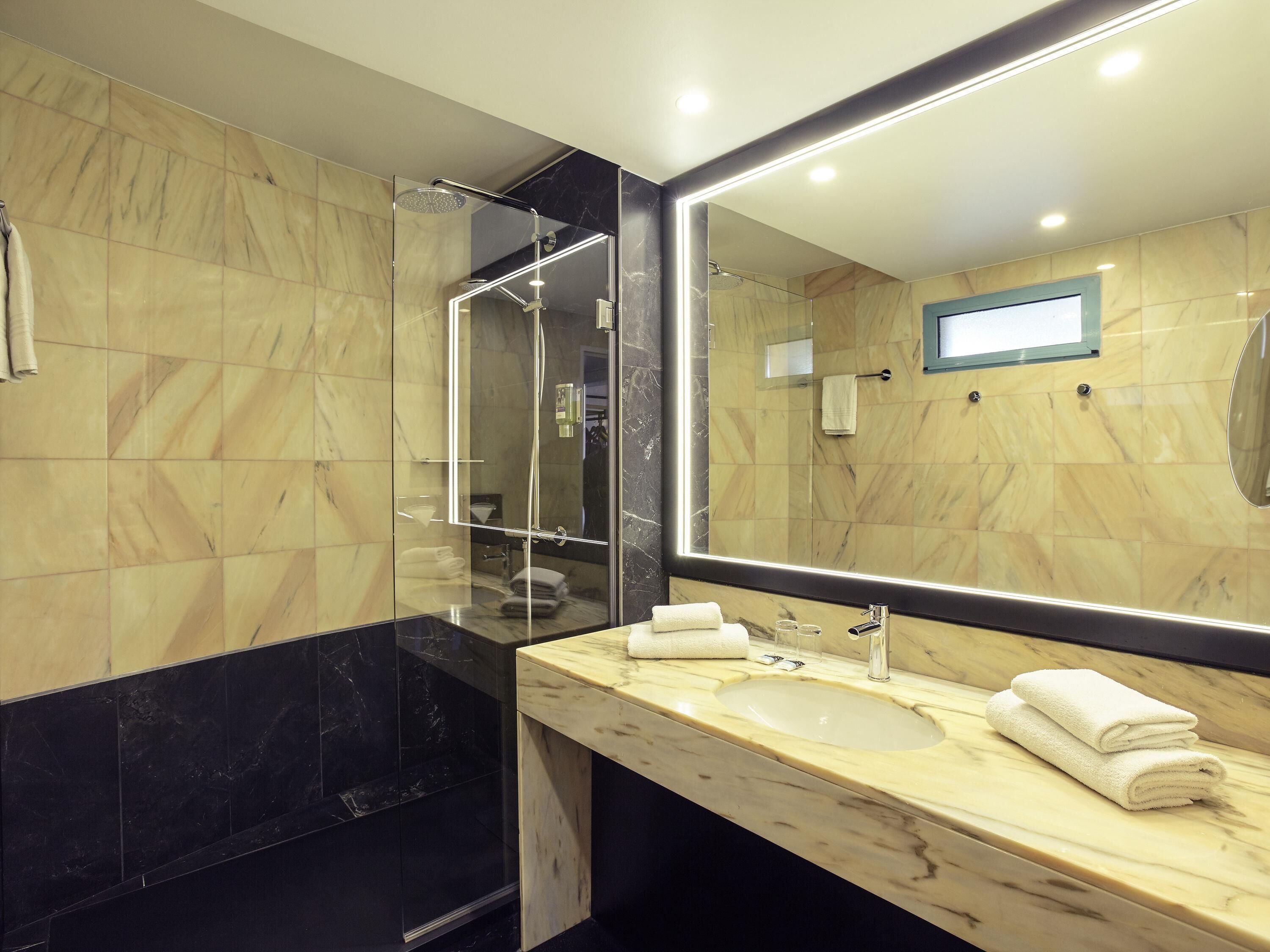 Luxe beddengoed, een kluis op de kamer, een bureau