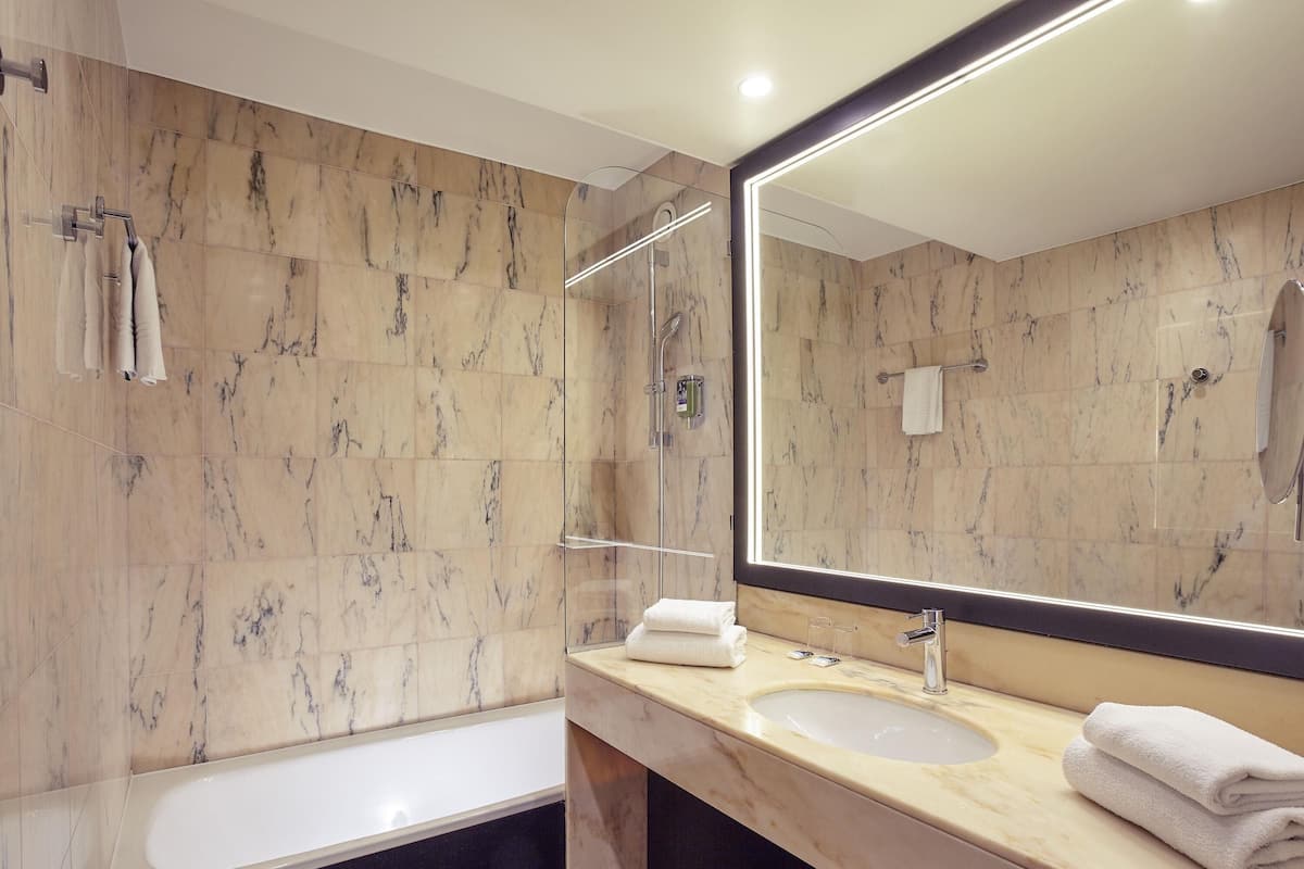 Premium bedding, in-room safe, desk, blackout drapes