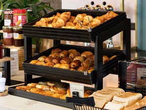 Daily buffet breakfast for a fee - Mercure Paris Saint-Ouen (Saint-Ouen)