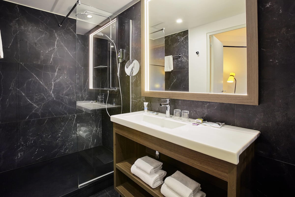 Privilege, Quarto, 1 cama de casal | Roupas de cama premium, cofres nos quartos, escrivaninha