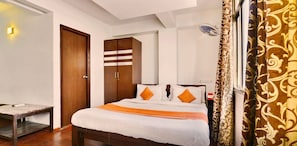 Quarto casal luxo | Roupas de cama premium, cofres nos quartos, escrivaninha