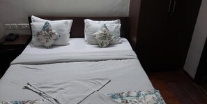 Roupas de cama premium, cofres nos quartos, escrivaninha