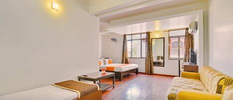 Ropa de cama de alta calidad y caja de seguridad en la habitación