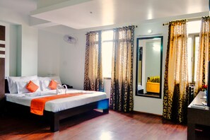 豪華雙人房 | 高級寢具、房內夾萬、書桌、熨斗/熨衫板