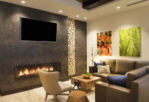 Lobby sitting area - SpringHill Suites by Marriott Bend (Bend)
