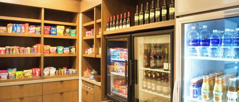 Een goed gevulde minibar met diverse snacks en flessen drank.