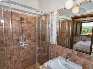 Shower, bidet, towels