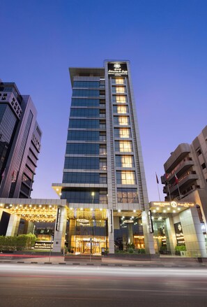 Un hôtel moderne, reconnaissable à son enseigne bien visible, portant le nom de Royal Continental.