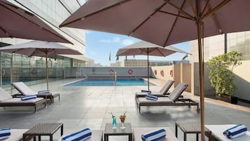 Piscine extérieure, parasols de plage, chaises longues