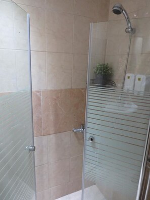 Apartamento, vista para o lago | Banheiro | Chuveiro, produtos de toalete grátis