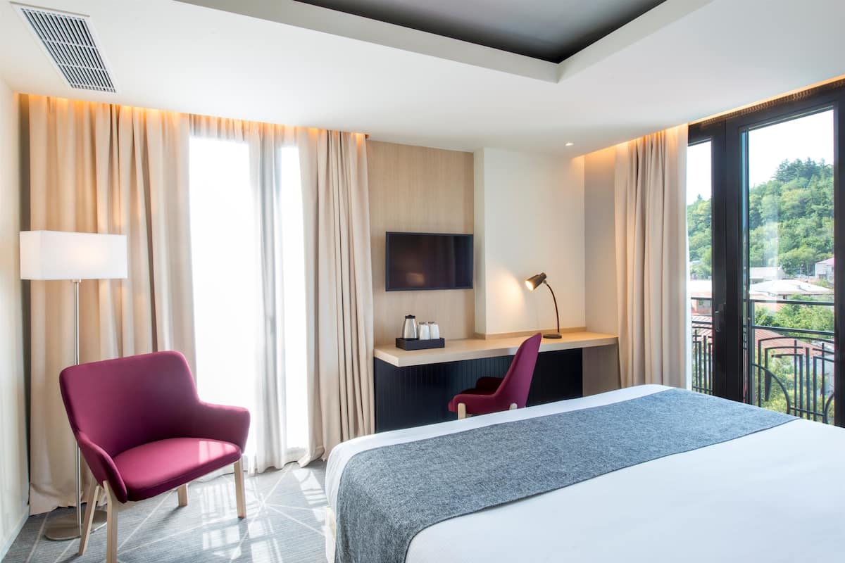 Deluxe Suite, 1 King Bed, Non Smoking | Premium bedding, down duvets, minibar, in-room safe