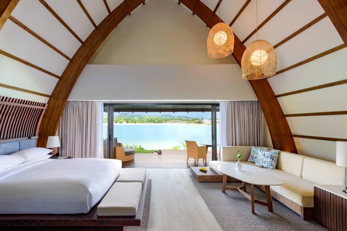 Biệt thự, 1 giường cỡ king, ban công, quang cảnh eo biển (Lagoon Front Bure 1 King) | Bộ đồ giường cao cấp, nệm có lớp đệm bông, két bảo mật tại phòng