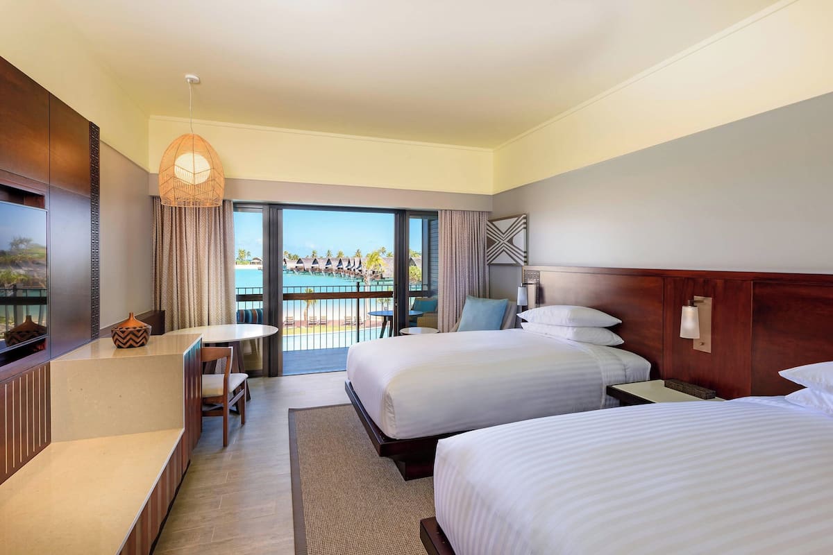 Phòng, 2 giường đôi, ban công, quang cảnh eo biển (Balcony) | Bộ đồ giường cao cấp, nệm có lớp đệm bông, két bảo mật tại phòng 
