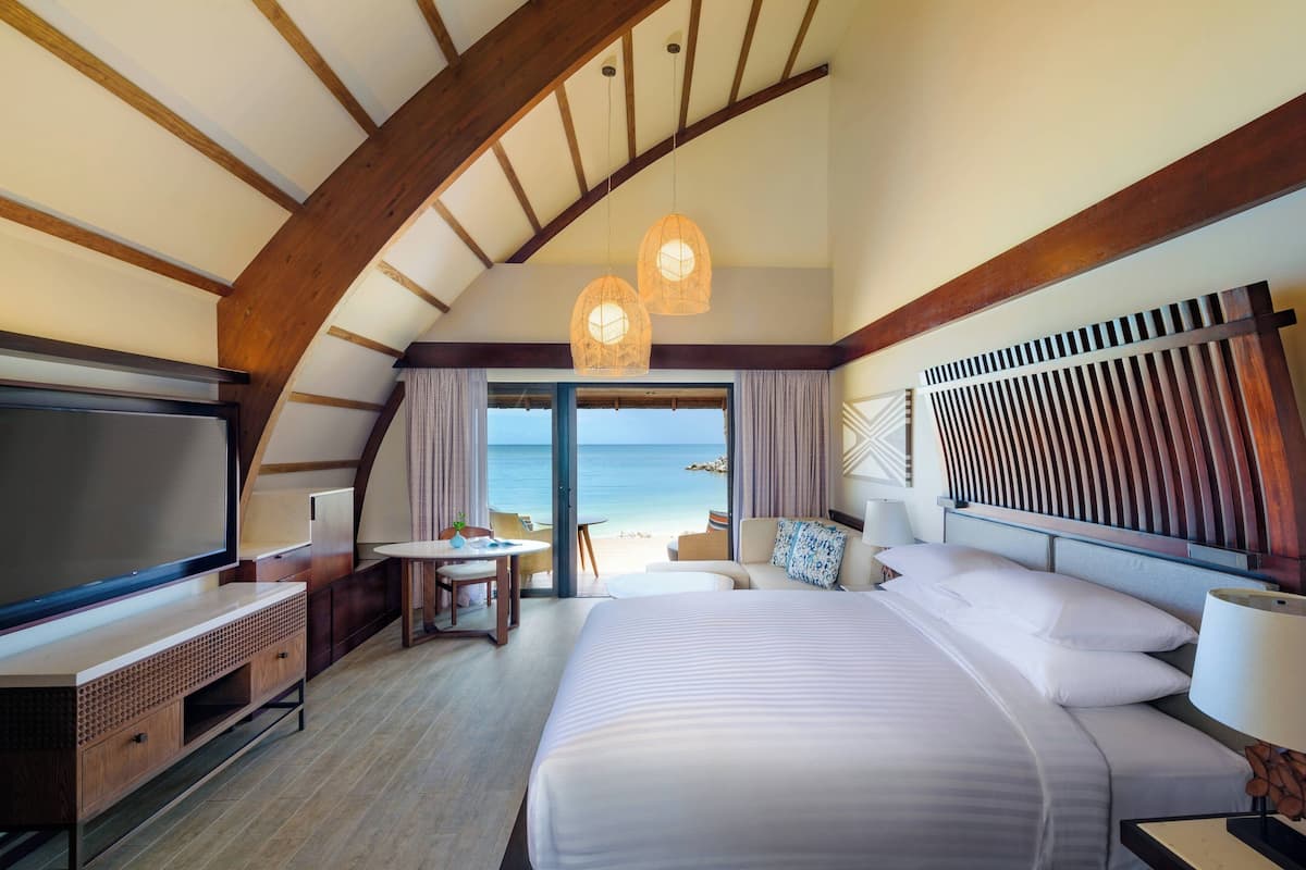 Nhà Duplex, 1 giường cỡ king, hiên, sát bãi biển (Duplex Ocean Front Bure 1 King) | Bộ đồ giường cao cấp, nệm có lớp đệm bông, két bảo mật tại phòng