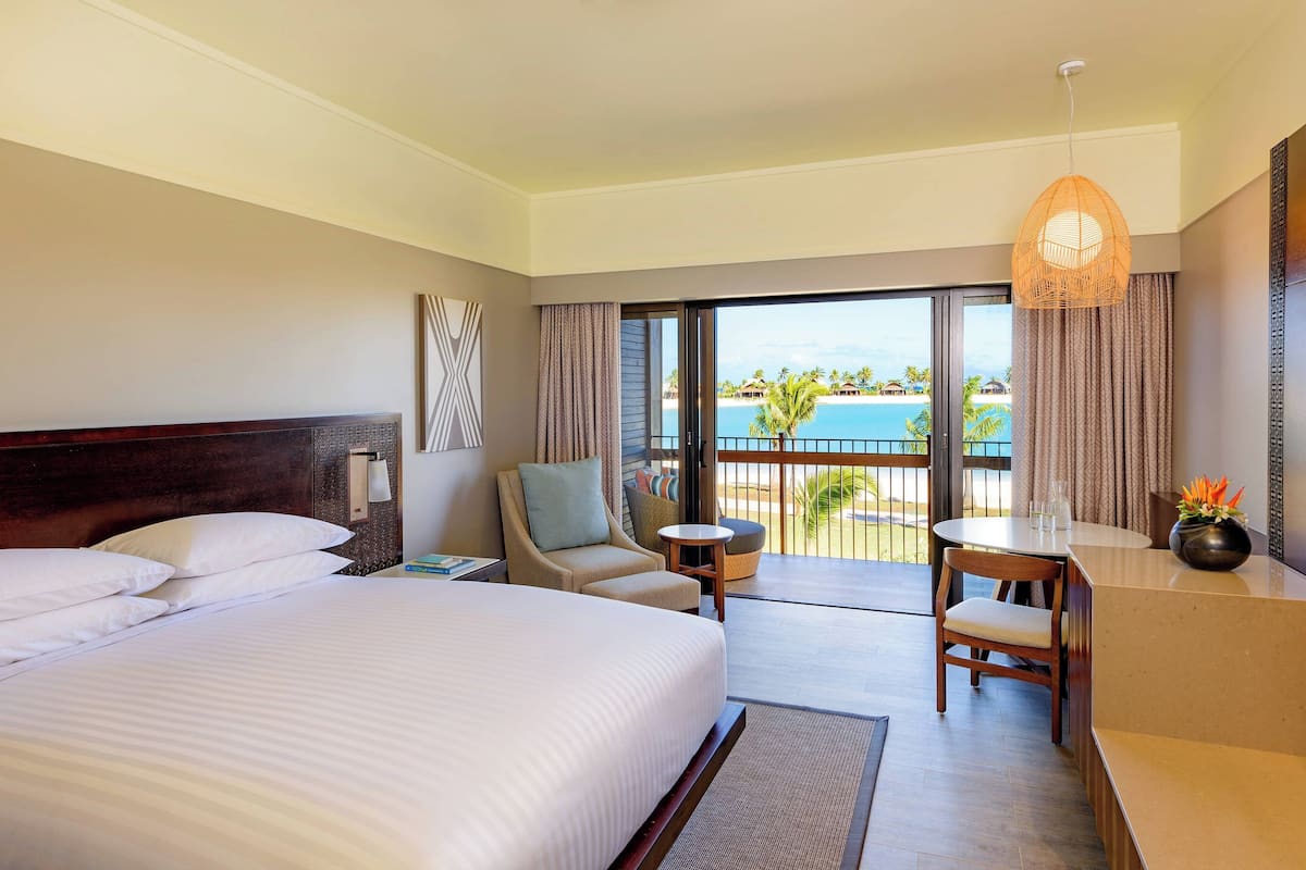 Phòng, 1 giường cỡ king, ban công, quang cảnh eo biển (Balcony) | Bộ đồ giường cao cấp, nệm có lớp đệm bông, két bảo mật tại phòng 