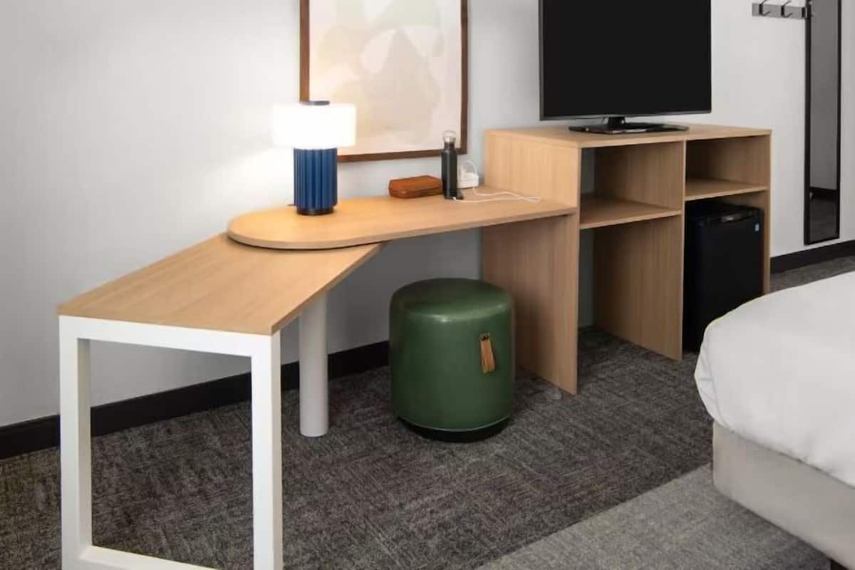 Desk, laptop workspace, iron/ironing board, free WiFi