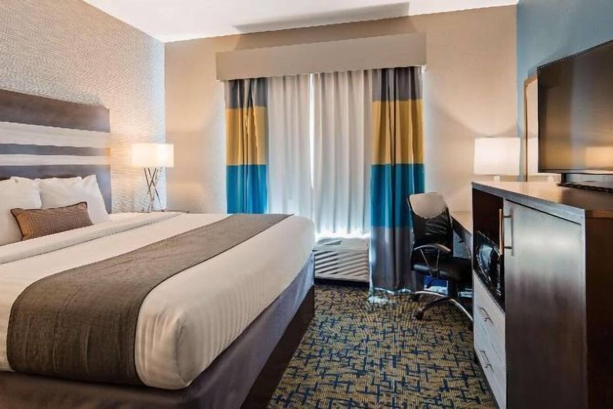 Desk, laptop workspace, iron/ironing board, free WiFi