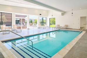 Indoor pool - Element West Des Moines (West Des Moines)