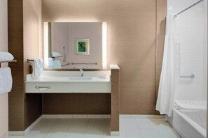 Shower, free toiletries, hair dryer, towels - Fairfield Inn & Suites by Marriott Bakersfield North/Airport (Bakersfield)
