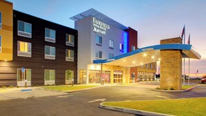 A Fairfield Inn & Suites Marriott hotel with a modern design, a covered entrance, and a parking area. - Fairfield Inn & Suites by Marriott Bakersfield North/Airport (Bakersfield)