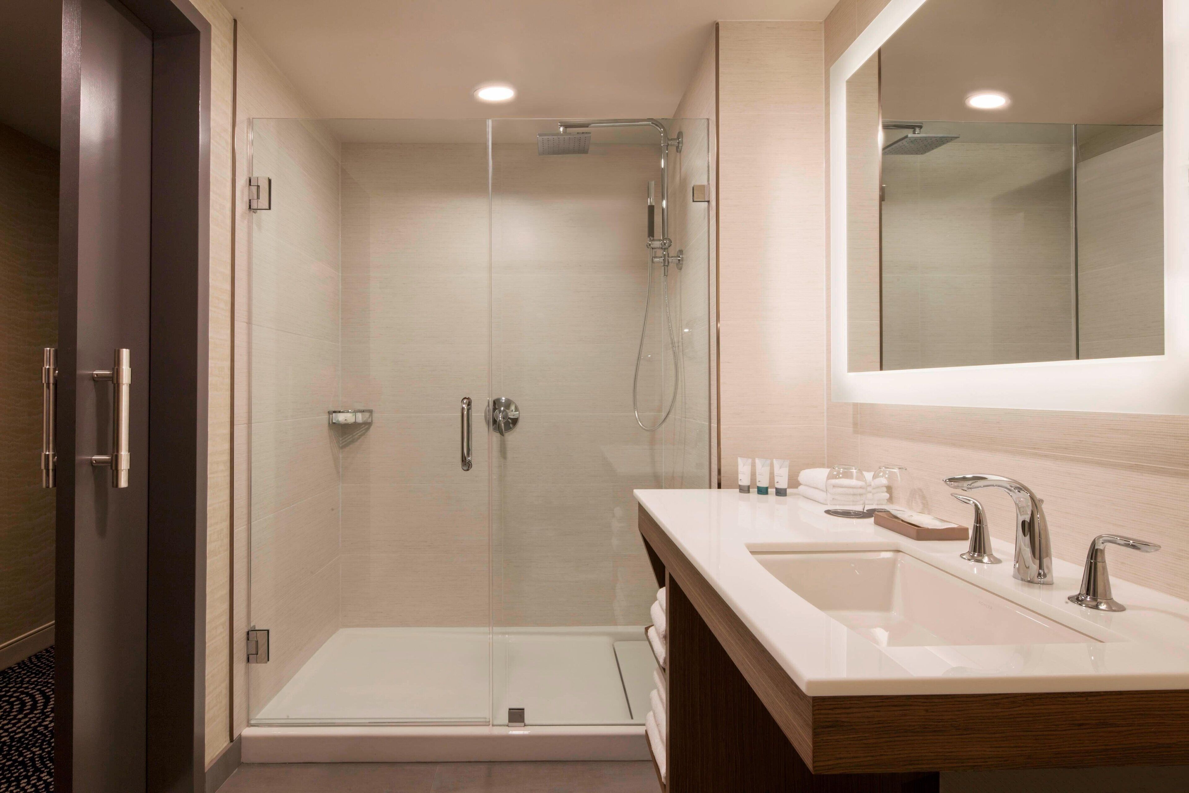 shower, hydromassage showerhead, free toiletries, hair dryer