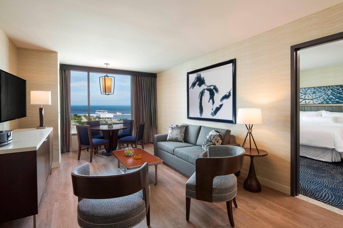 Suite, 1 kingsize-seng med sovesofa | Oppholdsrom | Flatskjerm-TV