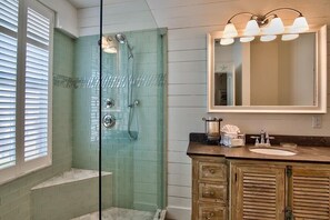 Casa, 3 habitaciones, vista al océano, frente al mar | Baño | Regadera y toallas 