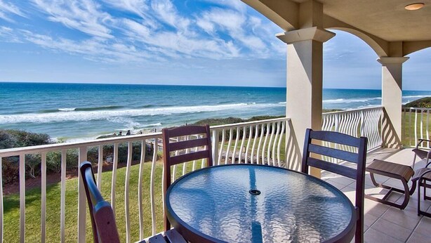 A covered outdoor area with a table and chairs, overlooking the ocean. - 3 by the Sea 3 Bedroom Holiday Home by Five Star Properties (Panama City Beach)