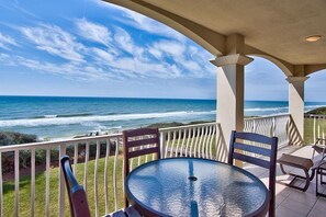 A covered outdoor area with a table and chairs, overlooking the ocean. - 3 by the Sea 3 Bedroom Holiday Home by Five Star Properties (Panama City Beach)
