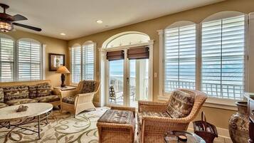 House, 3 Bedrooms, Ocean View, Beachfront | Living area