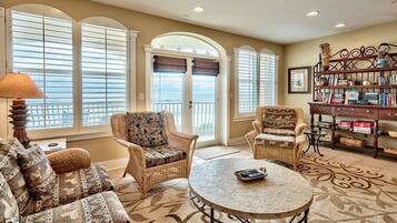 House, 3 Bedrooms, Ocean View, Beachfront | Living area