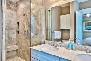 Ferienhaus, 3 Schlafzimmer, Meerblick, Strandnähe | Badezimmer | Dusche, Handtücher