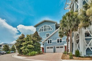 House, 4 Bedrooms, Ocean View, Beachfront | Front of property