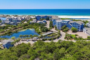A resort with multiple buildings, a swimming pool, and a beach view. - At the Waters Edge 4 Bd Holiday Home by Five Star Properties (Santa Rosa Beach)