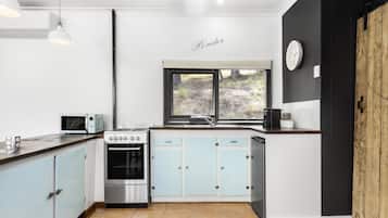 "Ponder" Cottage | Private kitchen | Fridge, microwave, oven, stovetop