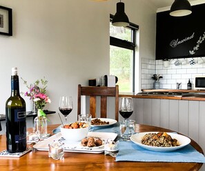 "Unwind" Cottage | Dining room - Karawatha Cottages B&B (Blewitt Springs)