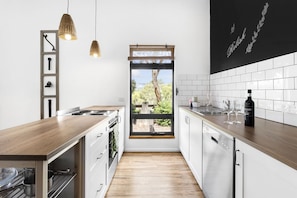 Casa de campo de lujo, chimenea, vista al viñedo (Relish Cottage) | Cocina privada | Refrigerador, microondas, horno y parrilla de estufa