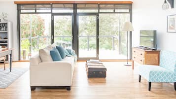 "Ponder" Cottage | Living area | Flat-screen TV, fireplace