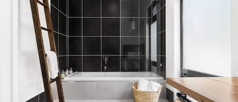 Luxury-Ferienhaus, 1 Schlafzimmer, Balkon, Blick auf den Weinberg (Unwind Cottage) | Badezimmer