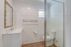 The Banksia Room | Bathroom | Shower, free toiletries, hair dryer, towels