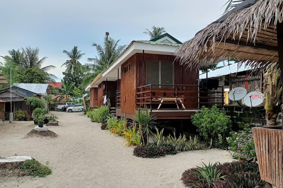 Beachfront Cottage | Free WiFi, bed sheets