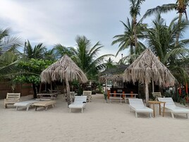 Ubicación a pie de playa y sombrillas