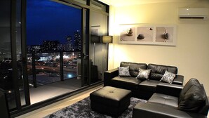40-inch flat-screen TV with cable channels, TV, DVD player - Royal Stays Apartments Southbank (Southbank)