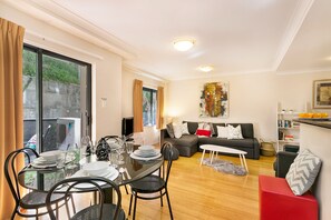 Acacia on Mounts Bay | In-room dining - Apartments on Mounts Bay (Perth)