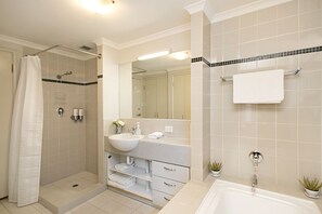 Caesia on Mounts Bay | Bathroom | Free toiletries, hair dryer, towels - Apartments on Mounts Bay (Perth)