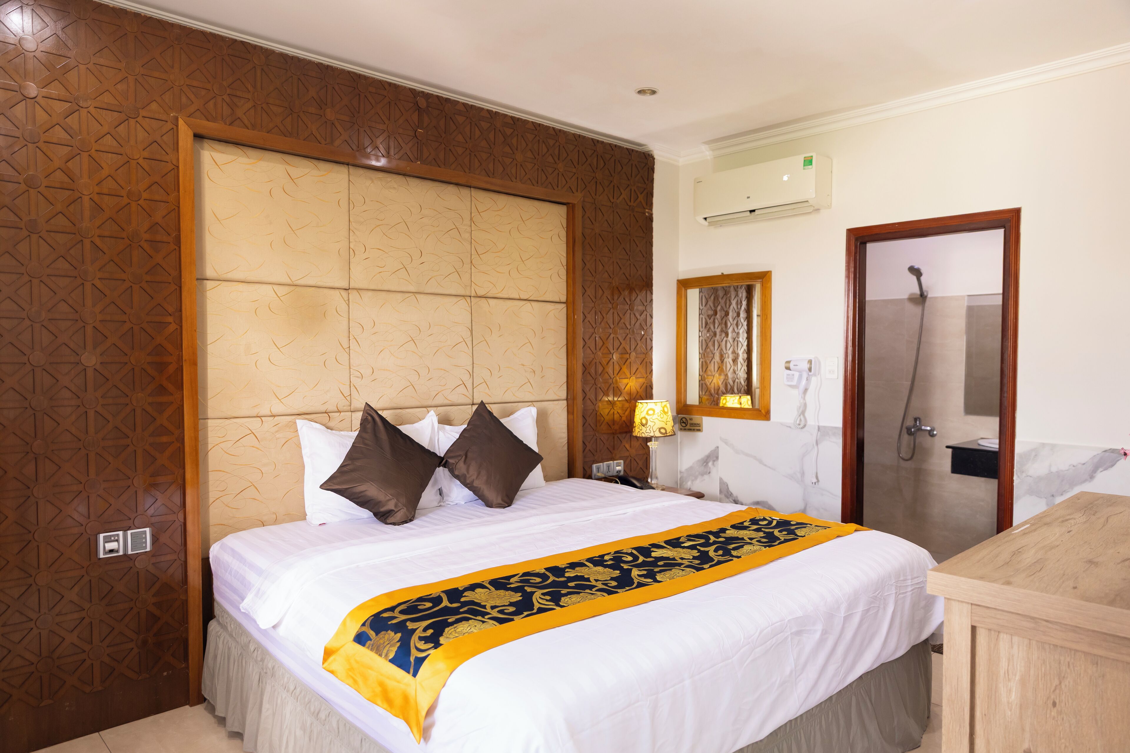 デラックス ルーム | 高級寝具、ミニバー、デスク、ノートパソコン用作業スペース