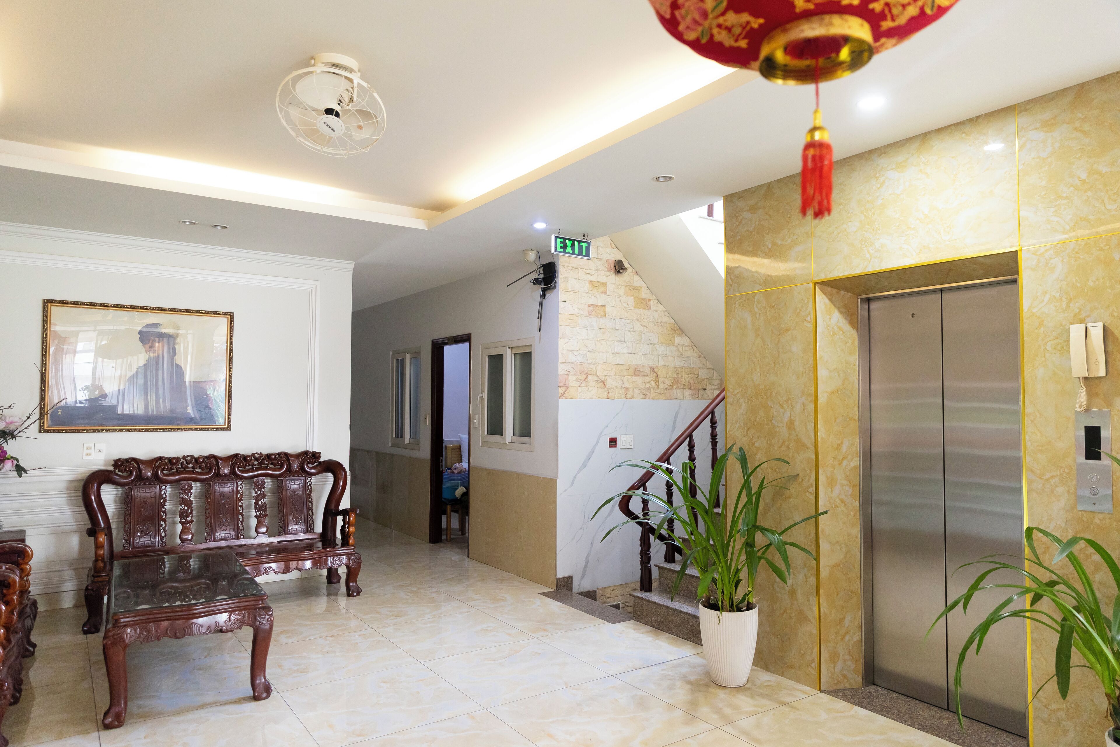 32-inch LCD TV with cable channels, TV