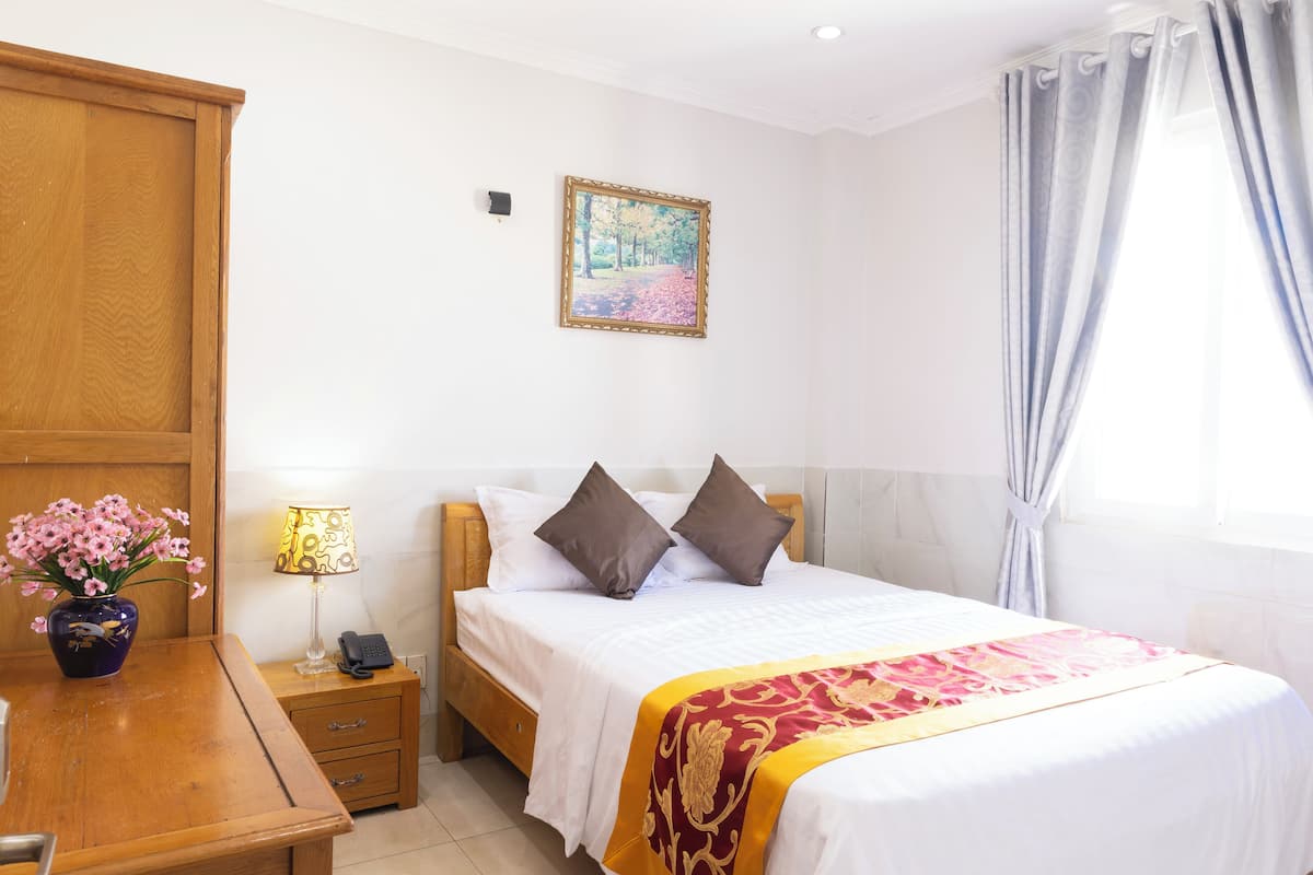 Standard Room | 1 bedroom, minibar, desk, laptop workspace