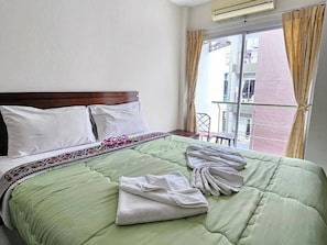 Deluxe Room | In-room safe, desk, blackout drapes, free WiFi - Patong Moon Inn Guesthouse (Patong)